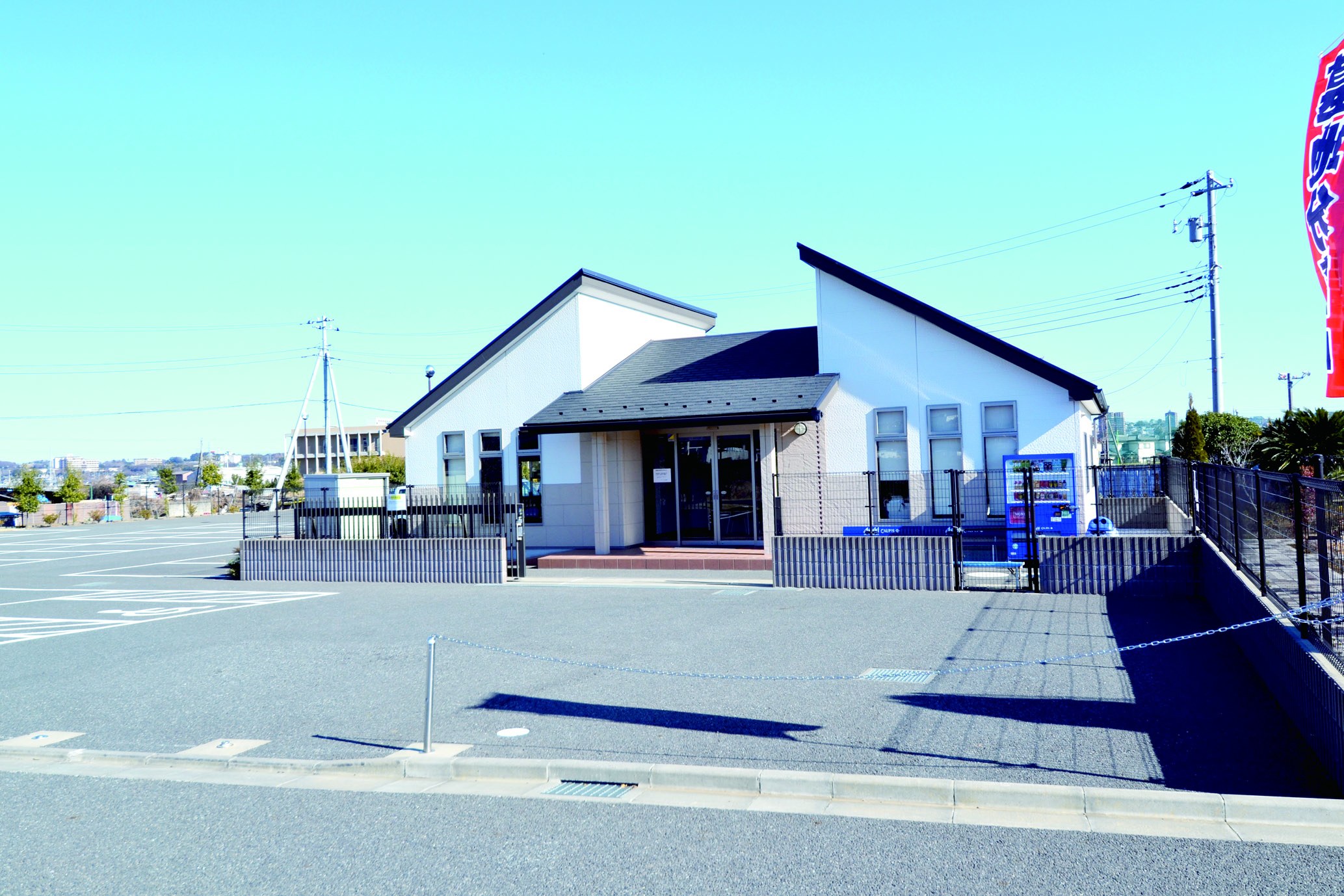 明るく開放的な管理棟と整然とした大型平地駐車場